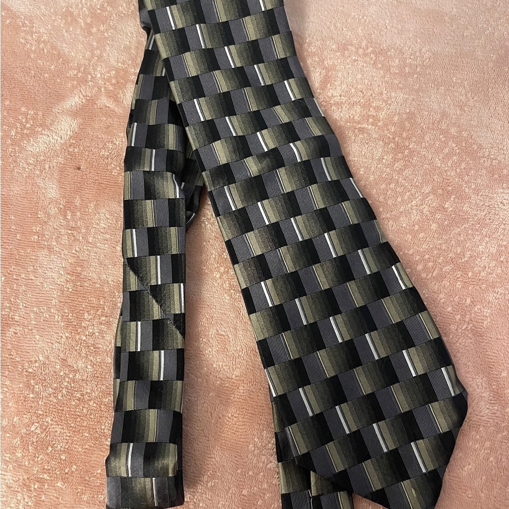 Elegant Black and Green Checkered Tie - Picture 3 of 7